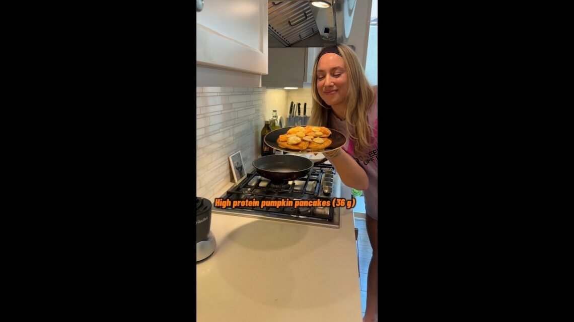 High Protein Pumpkin Pancakes IG: haileybarragen #mealprep #breakfast #macros