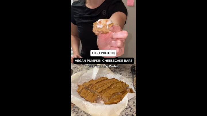 High Protein Vegan Pumpkin Cheesecake Bars IG: samileigh.fit #macros #mealprep #recipes #dessert